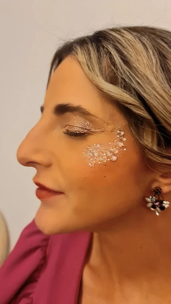 mujer con maquillaje decorativo en la cara